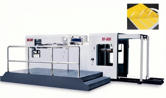 Automatische kleinschalige matrassnijmachine voor het snijden van zelfklevende kledingetiketten
